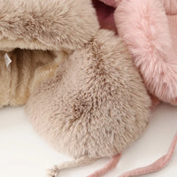 Beige und rosa Kunstfellmützen, weich, warm, Winteraccessoires, modisch, Damenbekleidung.