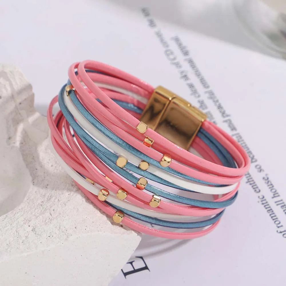 Mehrfarbiges Lederarmband mit Magnetverschluss, rosa, blau, weiß, modisch, Damenaccessoire.