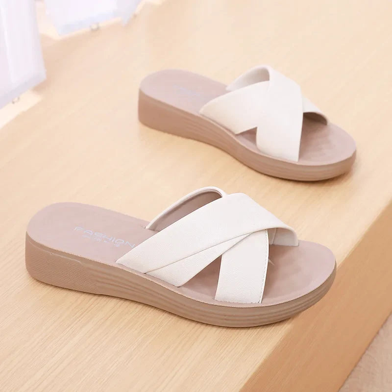 Damen Wedge-Slipper aus Lederimitat mit offener Zehenpartie – Cassy