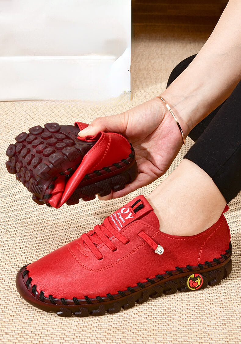 Rote Damen-Freizeitschuhe, faltbar, rutschfeste Sohle, bequem, modisch, handgehalten.