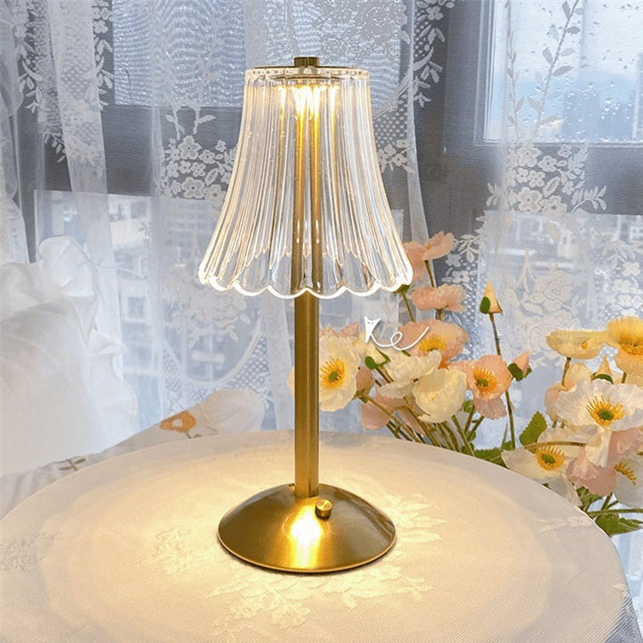 Goldene Tischlampe mit transparentem Lampenschirm, Blumenmuster, elegantes Design, Wohnzimmer.