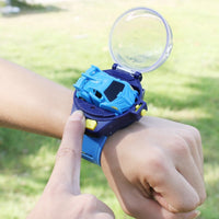Blaues Spielzeugauto auf Armbanduhr, Kinder, Outdoor, Lupe, interaktives Spielzeug, Sommer.