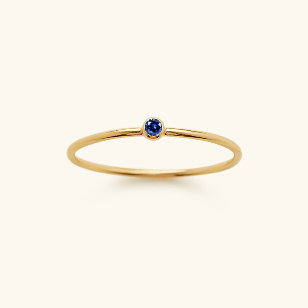 Goldener Ring mit blauem Saphir, minimalistisches Design, eleganter Schmuck für Damen.