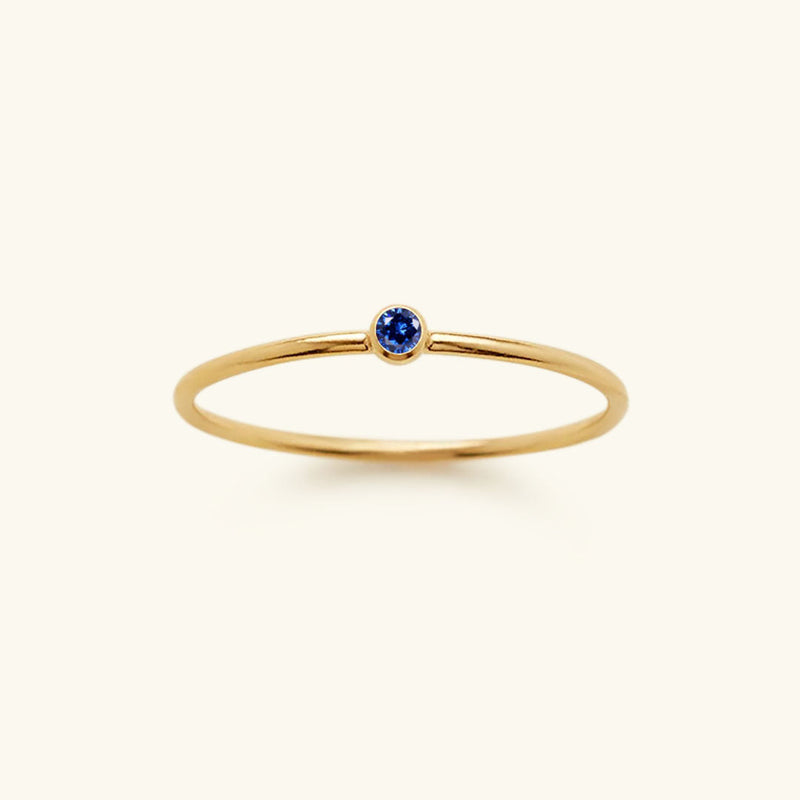 Goldener Ring mit blauem Saphir, minimalistisches Design, eleganter Schmuck für Damen.