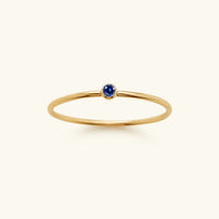 Goldener Ring mit blauem Saphir, minimalistisches Design, September-Geburtsstein, Schmuck.
