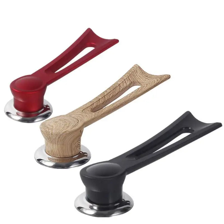 Rote, schwarze und holzfarbene Topfgriffe aus Kunststoff und Holz, ergonomisch, modern.