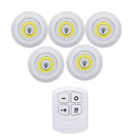 Fünf LED-Licht-Pucks mit Fernbedienung, kabellos, dimmbar, weiß, energiesparend.