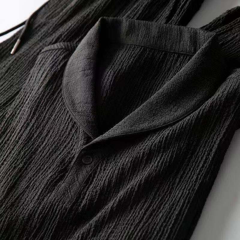 Schwarzes Herrenhemd aus Baumwolle, klassisch, lässig, Sommermode, Knopfleiste.