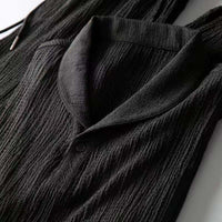 Schwarzes Herrenhemd aus Baumwolle, klassisch, lässig, Sommermode, Knopfleiste.