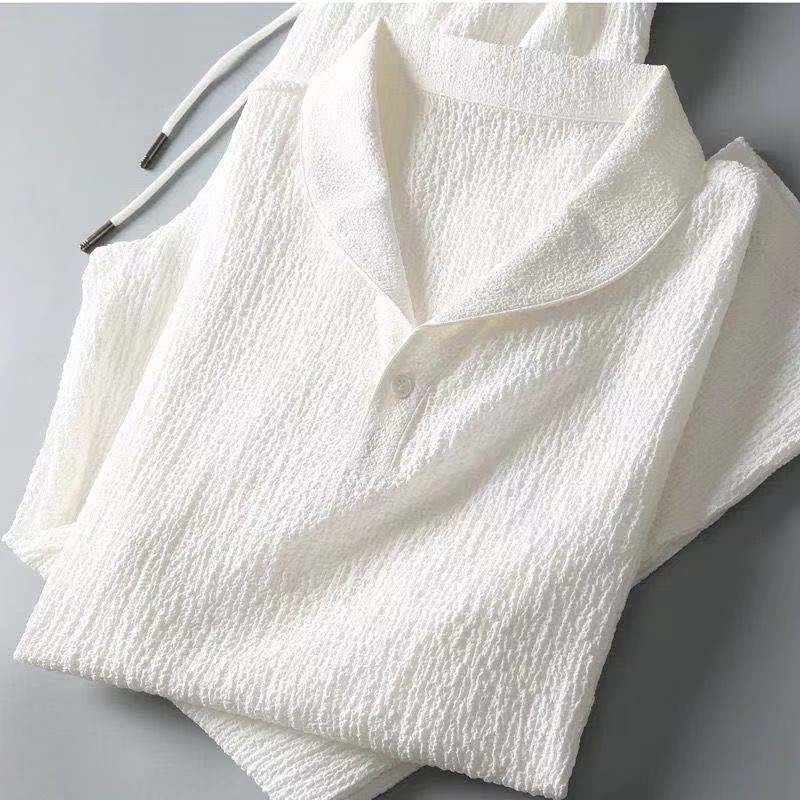 Weißes Herrenhemd aus Baumwolle, klassisch, kurzärmelig, Sommermode, Business-casual.