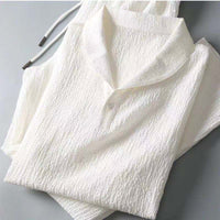 Weißes Herrenhemd aus Baumwolle, klassisch, kurzärmelig, Sommermode, Business-casual.