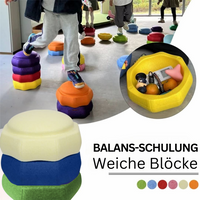 Kinder spielen auf bunten Balance-Blöcken, weiche Schaumstoff-Steine, Gleichgewichtstraining.