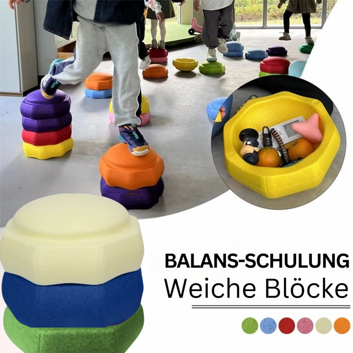 Kinder spielen auf bunten Balance-Blöcken, weiche Schaumstoff-Steine, Gleichgewichtstraining.