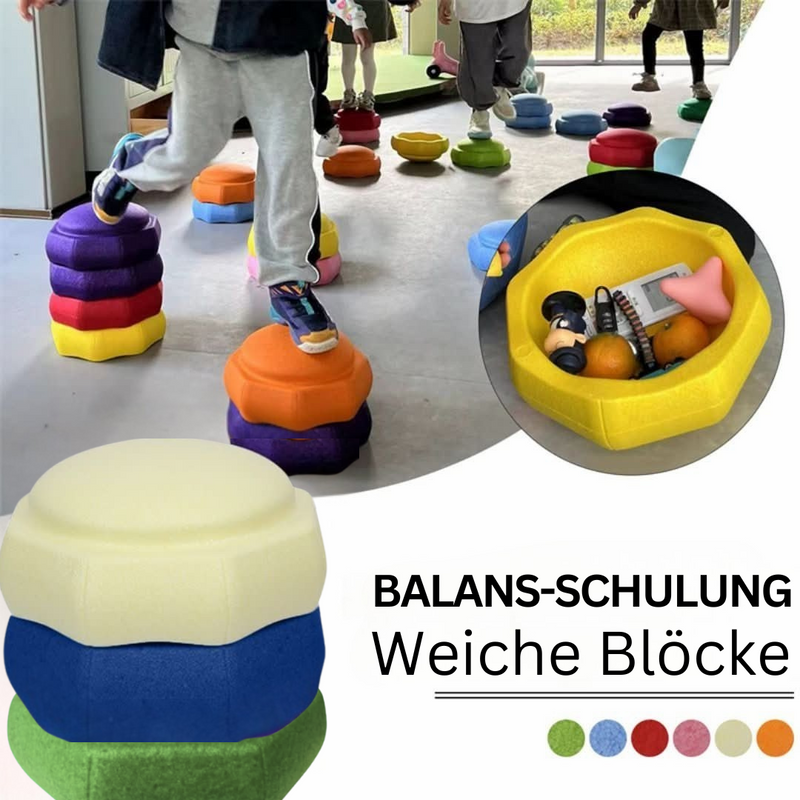 Kinder spielen auf bunten Balance-Blöcken, weiche Schaumstoff-Steine, Gleichgewichtstraining.