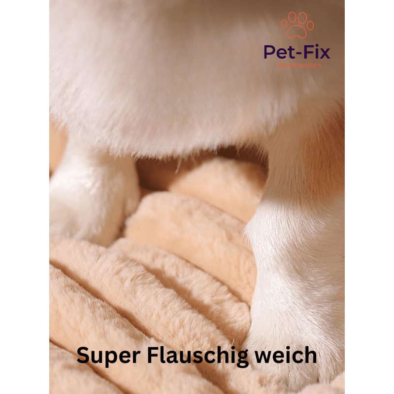 Weiße Hundepfoten auf beigem, flauschigem Hundebett, Pet-Fix Logo, Super Flauschi weich.