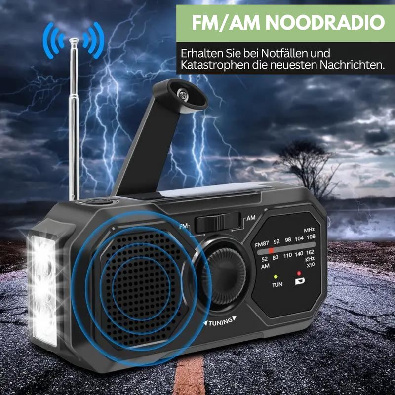 Schwarzes FM/AM Notfallradio mit Taschenlampe, Handkurbel und Solarpanel vor Gewitterhimmel.