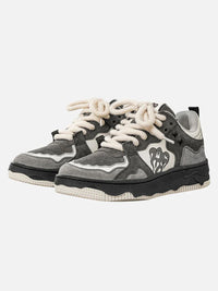 Graue Vintage-Skate-Schuhe mit weißer Sohle und Schnürsenkeln, lässiges Design für Paare.