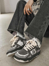Graue Vintage-Sneaker, Skate-Schuhe, lässig, Unisex, Retro-Design, weiße Schnürsenkel.