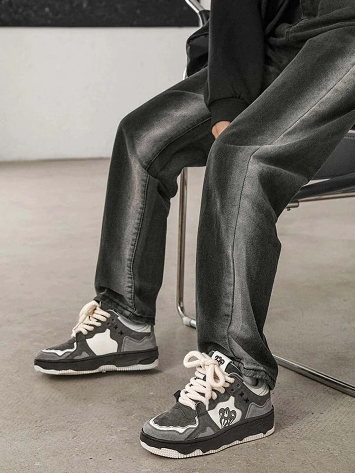 Graue Vintage-Sneaker mit Camouflage-Muster, lässig, unisex, ideal für Skateboarding.