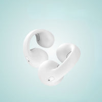 Weiße kabellose Ohrhörer FlexPods, ergonomisches Design, auf hellblauem Hintergrund.