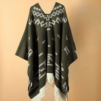Dunkelgrüner Poncho mit geometrischem Muster und Fransen, Damenmode, Herbstbekleidung.