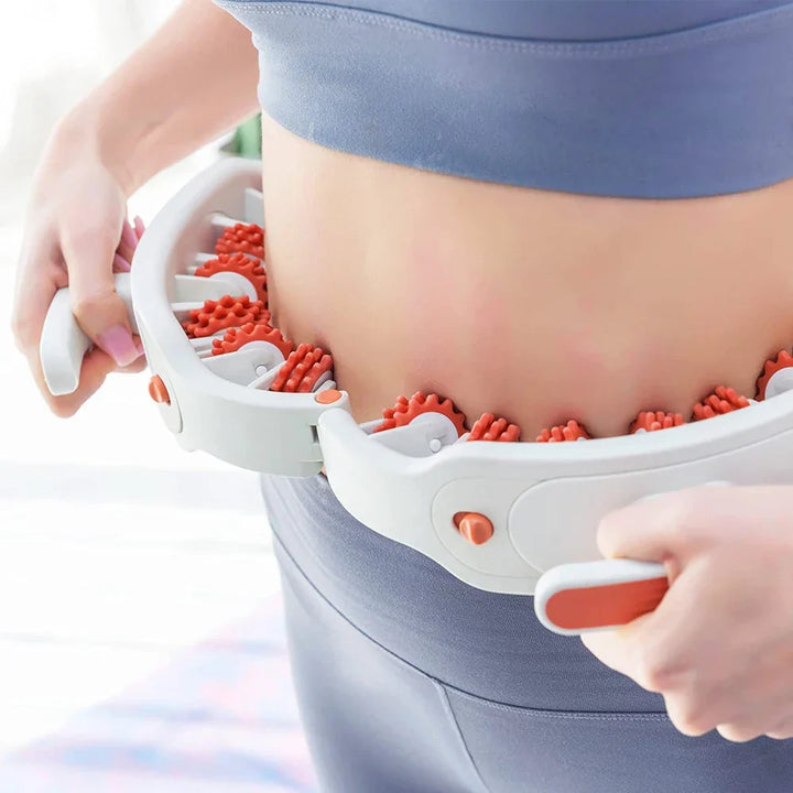 Frau mit Bauchmassagegerät, weiß-orange, Fitness, Muskelentspannung, Heimtraining.