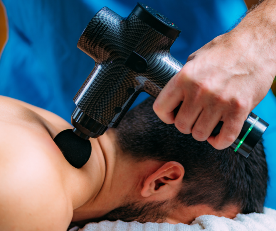 Mann erhält Massage mit schwarzer Massagepistole aus Carbon, Muskelentspannung, Therapie.