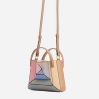 Bunte geometrische Handtasche aus Leder mit verstellbarem Riemen, modisches Accessoire.