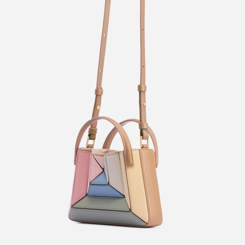 Bunte geometrische Handtasche aus Leder mit verstellbarem Riemen, modisches Accessoire.