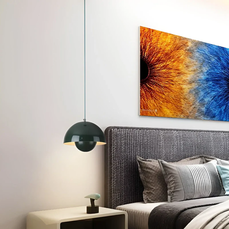 Moderne Hängelampe über Nachttisch, graues Bett, abstraktes Wandbild, Schlafzimmerdekor.