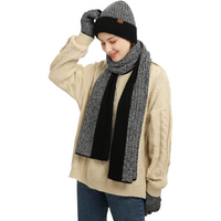 Frau mit schwarzem Strickmütze, Schal und Handschuhen, beige Pullover, Wintermode.