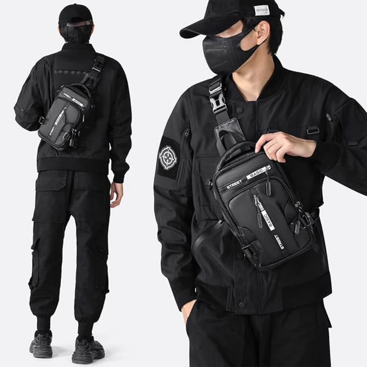 Mann in schwarzer Kleidung mit schwarzer Umhängetasche, Streetwear, modisch, urbaner Stil.