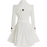 Weißer Damenmantel, tailliert, mit Gürtel und Knöpfen, elegantes Design, Herbstmode.