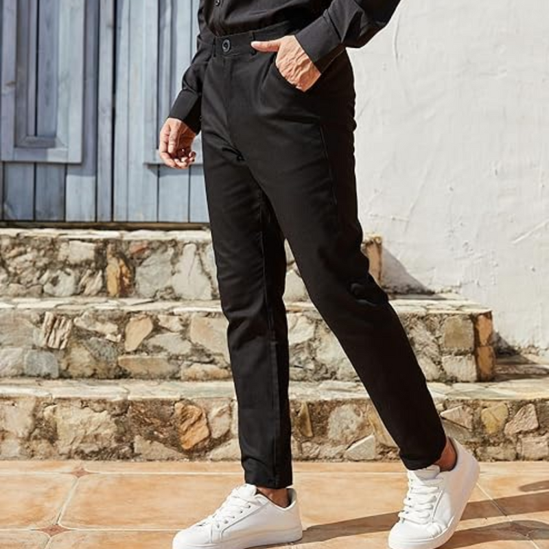 Schwarze Herren-Chinohose, Slim Fit, Baumwolle, lässig, mit weißen Sneakern, vor Steintreppe.