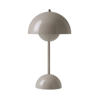 Beige Tischlampe aus Metall, kugelförmiges Design, moderne Inneneinrichtung, skandinavischer Stil.