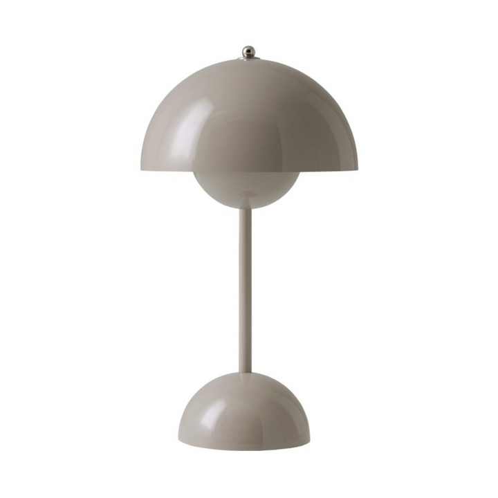 Beige Tischlampe aus Metall, kugelförmiges Design, moderne Inneneinrichtung, skandinavischer Stil.