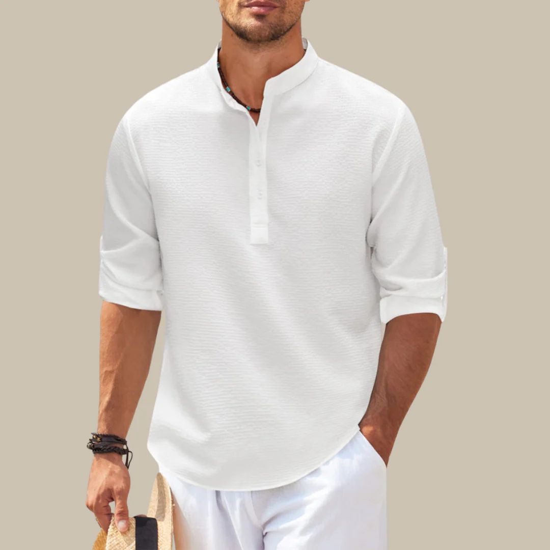 Mann in weißem Leinenhemd mit Stehkragen, lässiger Sommerlook, modisch, elegant.