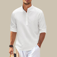 Mann in weißem Leinenhemd mit Stehkragen, lässiger Sommerlook, modisch, elegant.
