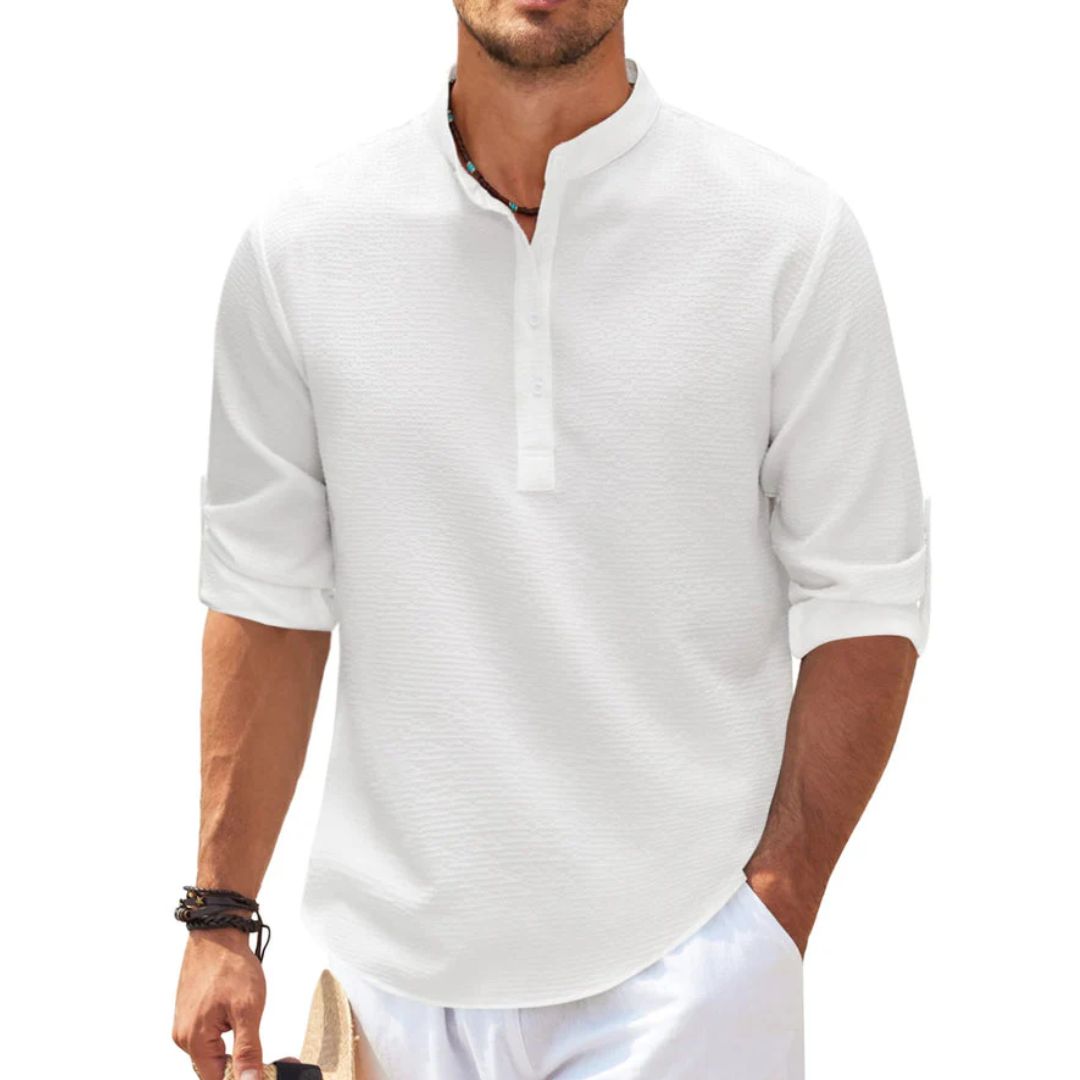 Mann in weißem Leinenhemd mit Stehkragen, lässig, Sommermode, Herrenbekleidung.