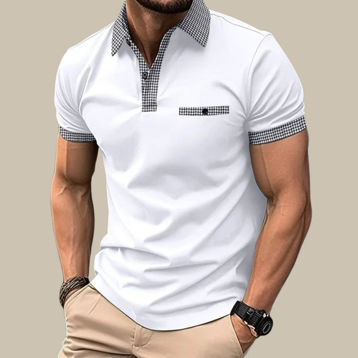 Weißes Herren-Poloshirt mit kariertem Kragen, Kurzarm, modisch, Freizeitkleidung.