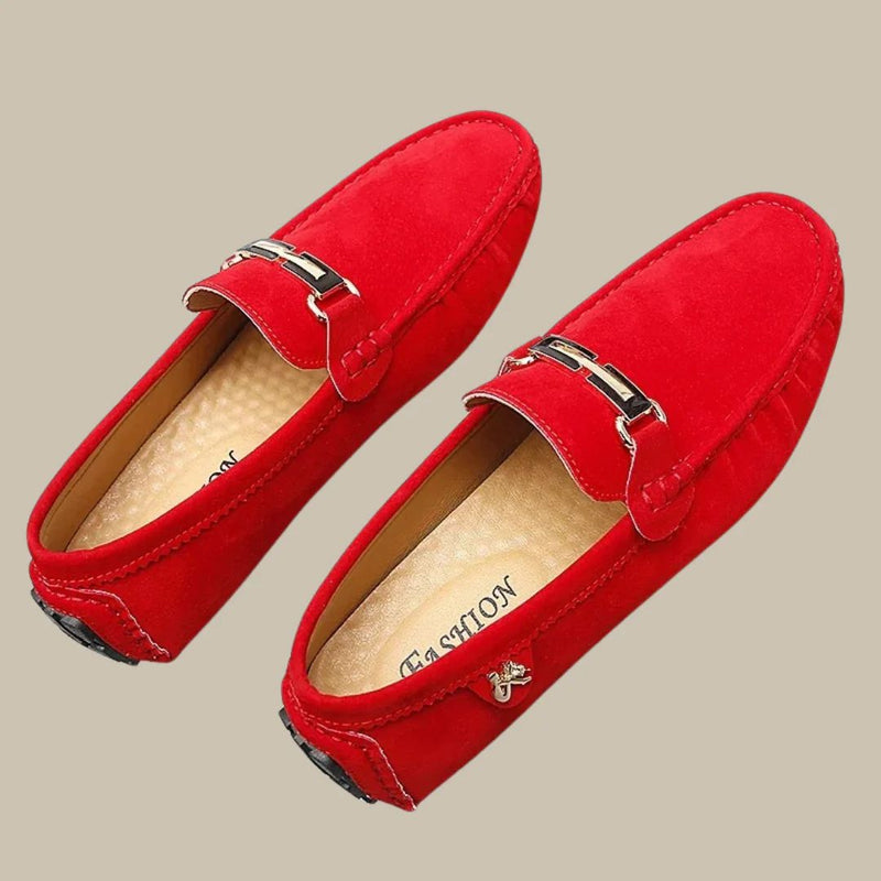 Rote Wildleder-Loafer für Herren mit Metallverzierung, elegantes Design, bequeme Sohle.
