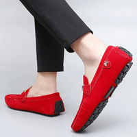 Rote Herren-Mokassins aus Wildleder, rutschfeste Sohle, modische Freizeitschuhe.