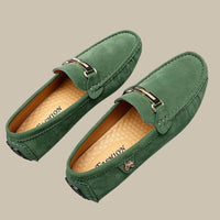Grüne Wildleder-Loafer für Herren mit Metallschnalle, elegantes Design, rutschfeste Sohle.