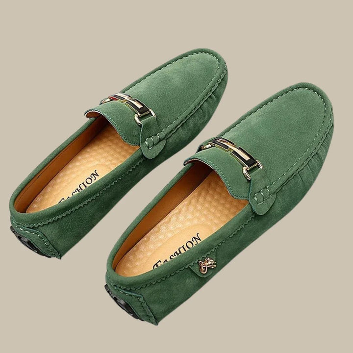 Grüne Wildleder-Loafer für Herren mit Metallschnalle, elegantes Design, rutschfeste Sohle.