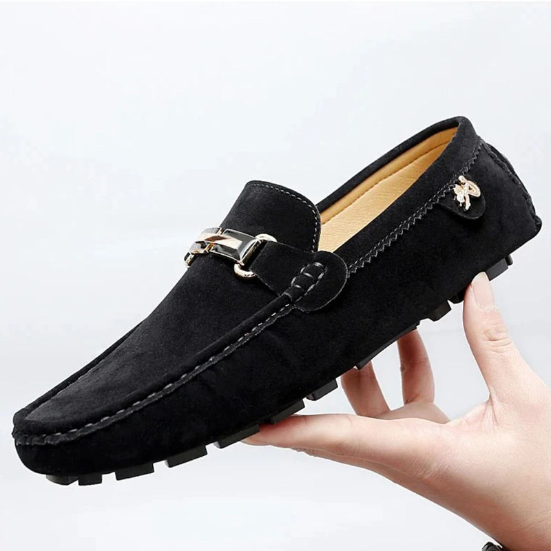 Schwarzer Wildleder-Loafer mit Metallschnalle, eleganter Herrenschuh, handgehalten.