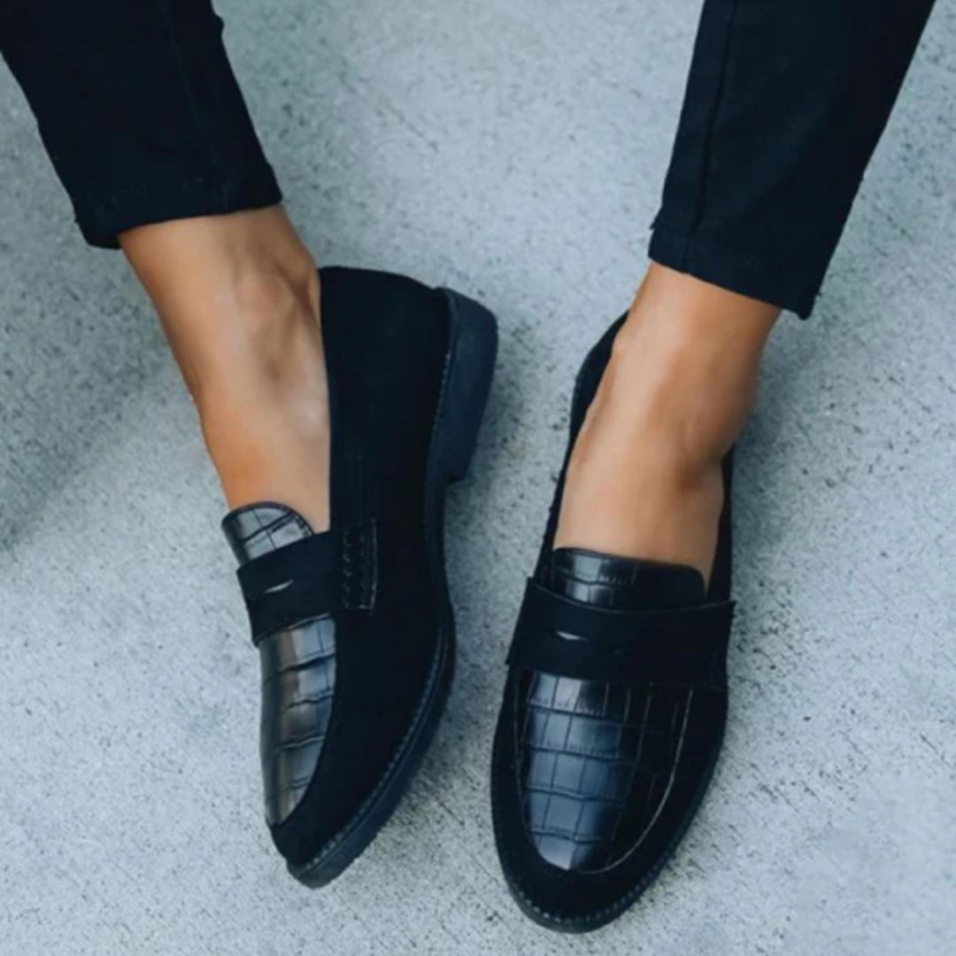 Schwarze Damen-Loafer aus Leder mit Krokodilprägung, elegantes Design, bequeme Freizeitschuhe.
