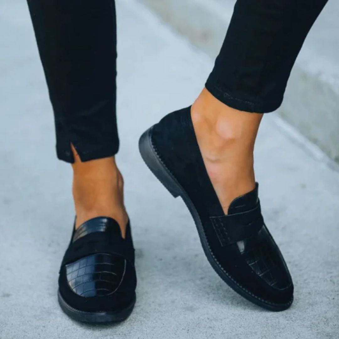 Schwarze Lederloafer für Damen, elegantes Design, krokodilgeprägtes Muster, modische Schuhe.