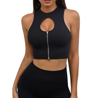 Frau in schwarzem, ärmellosem Crop-Top mit Reißverschluss und Rundhalsausschnitt.