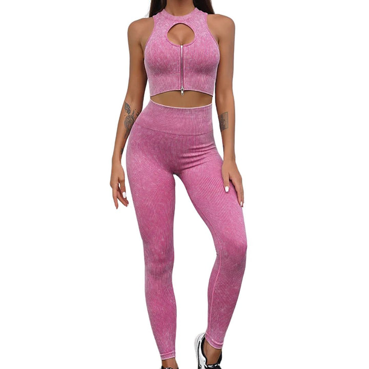 Frau in rosa geripptem Sport-Set mit Reißverschluss, ärmelloses Top und Leggings, Fitnessmode.