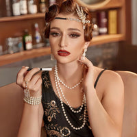 Frau im 1920er-Jahre-Kleid mit Perlenkette und Zigarette, Vintage-Stil, Retro-Mode.